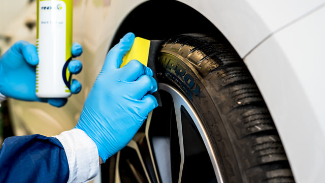 BTG 05 - Plastic and tyre renovator black 0.5l